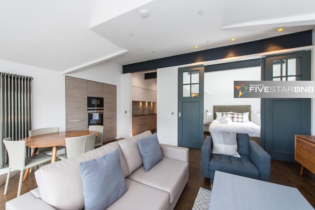 Cool Urban With Stunning Castle Views Apartment