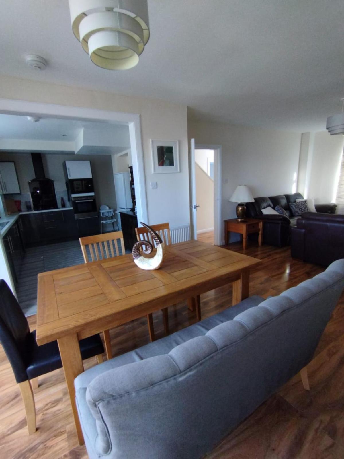 Villa 3 Bed House In - Private Parking *