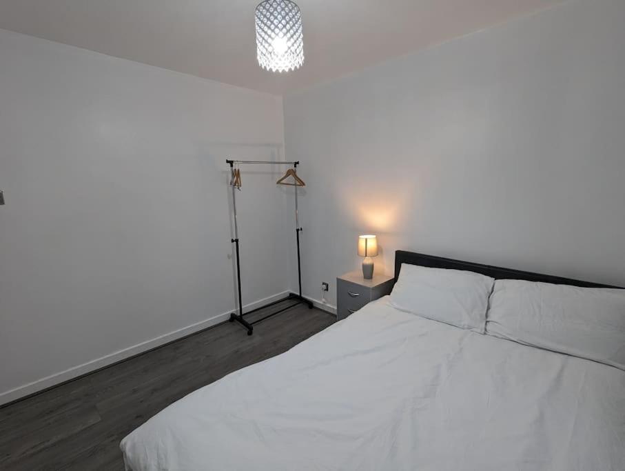 Apartment 3 Bedroom Sleeps 8 EDI
