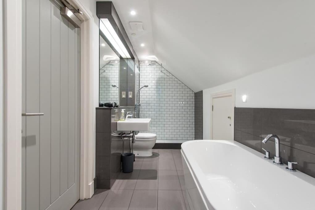 Cool Urban With Stunning Castle Views Apartment