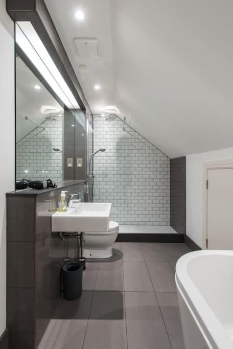 Cool Urban With Stunning Castle Views Apartment