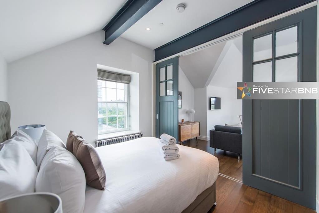 Cool Urban With Stunning Castle Views Apartment