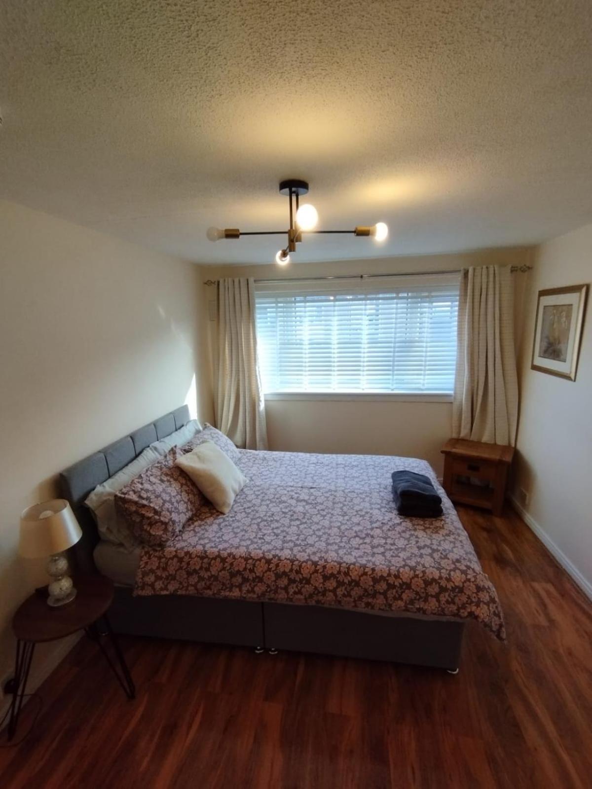 3 Bed House In - Private Parking Edinburgh