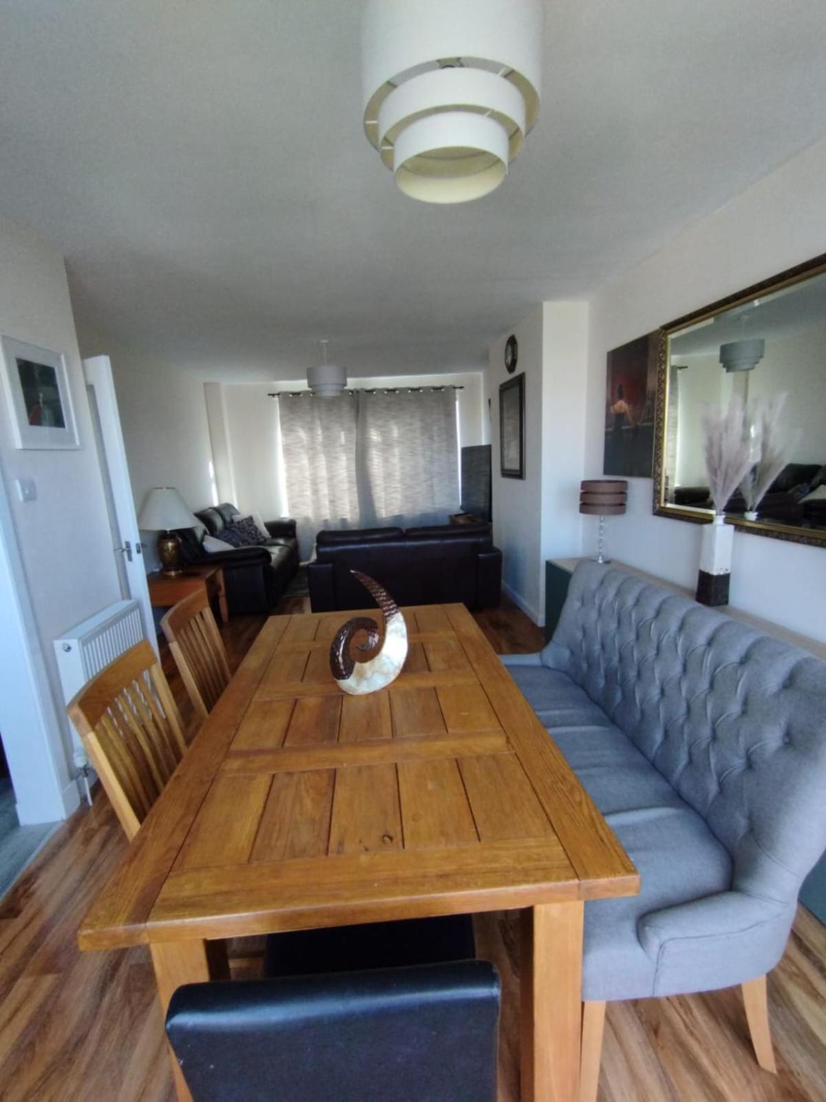 3 Bed House In - Private Parking Villa *