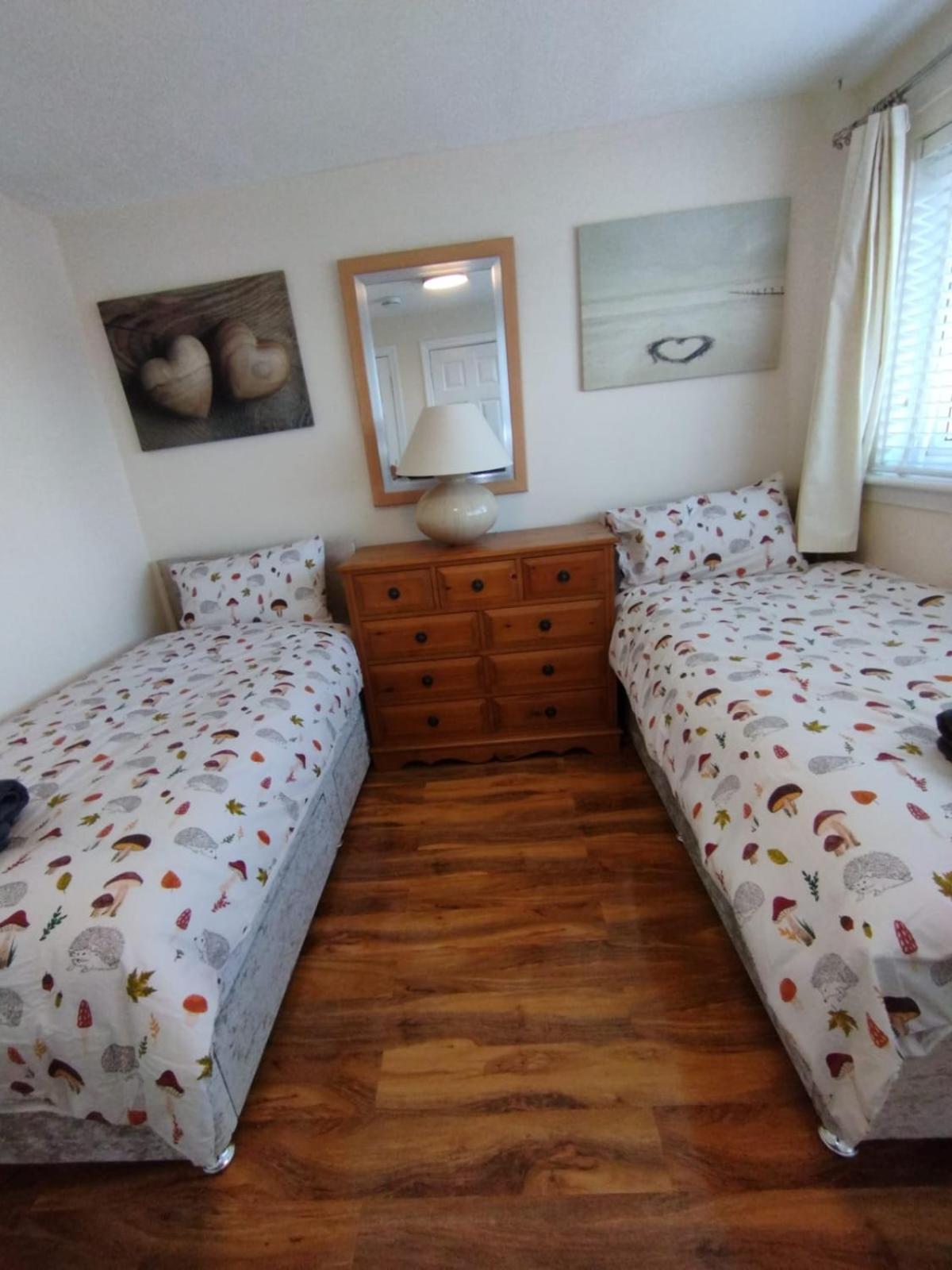3 Bed House In - Private Parking Edinburgh