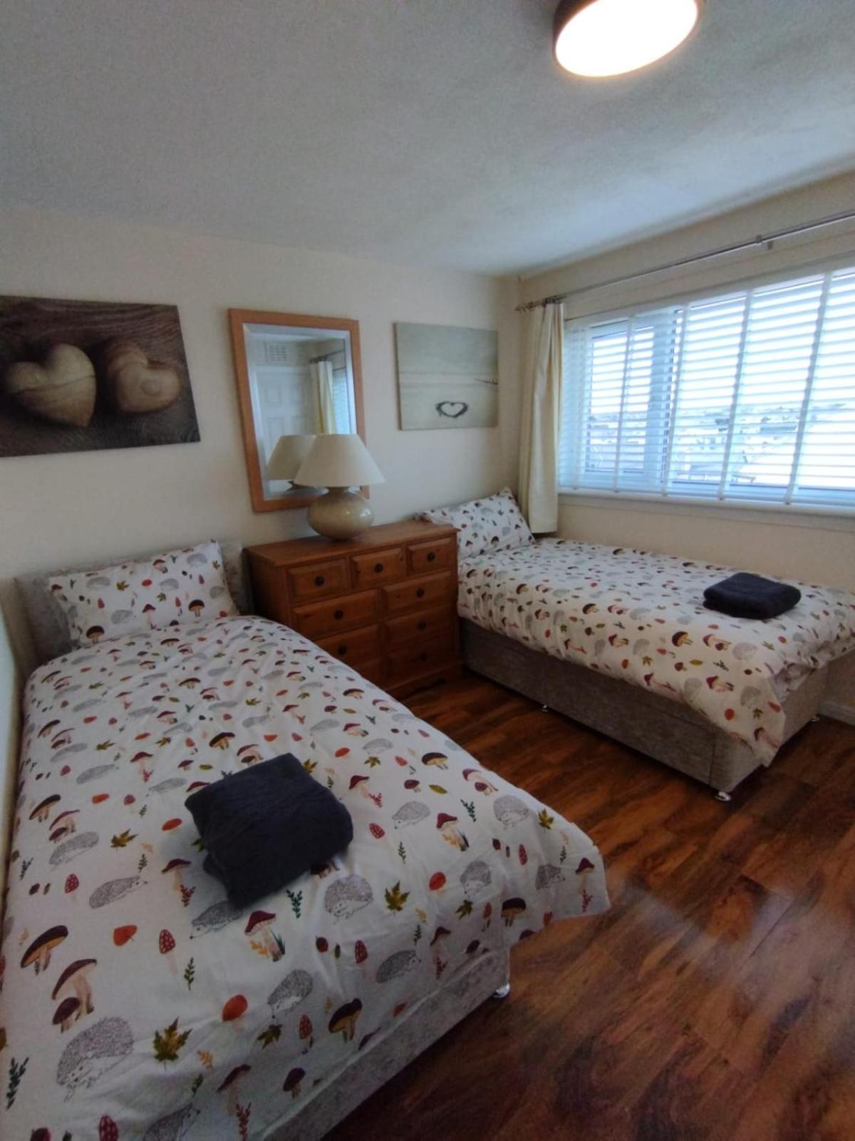Villa 3 Bed House In - Private Parking *
