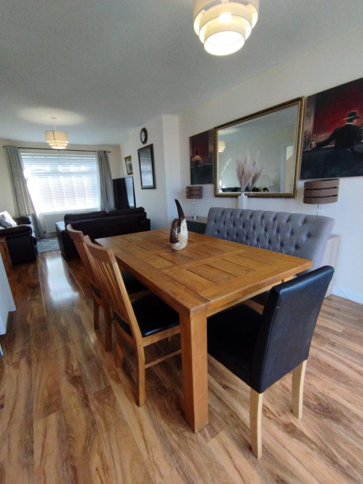 3 Bed House In - Private Parking * Edinburgh