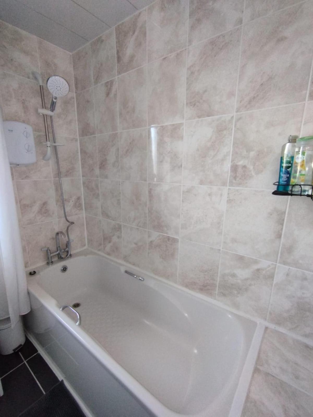 3 Bed House In - Private Parking Edinburgh