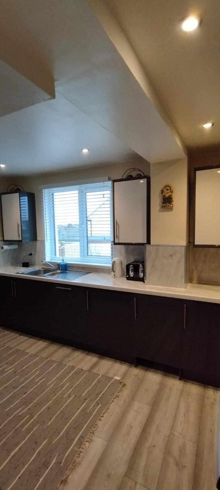 3 Bed House In - Private Parking * Edinburgh