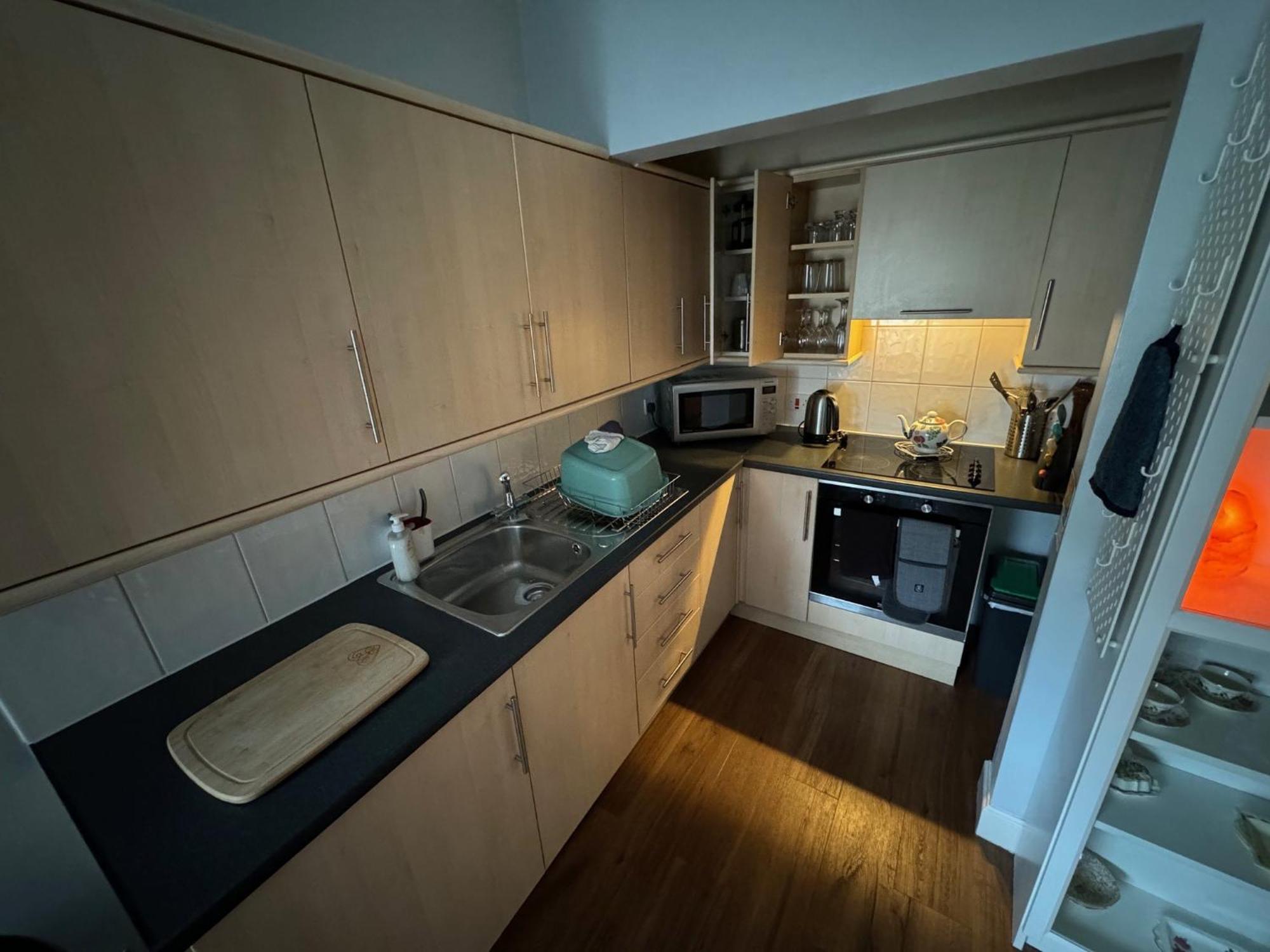 Appartement Two Bedroom With Free Side Street Parking 24 *