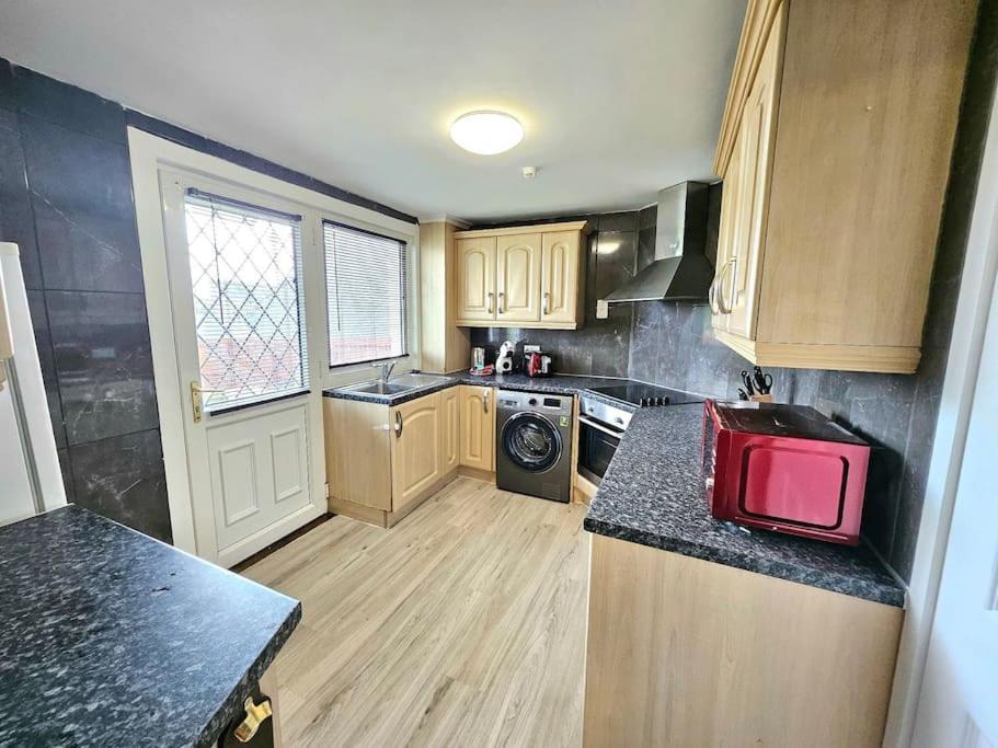 4 Bed House With 6 Beds * EDI