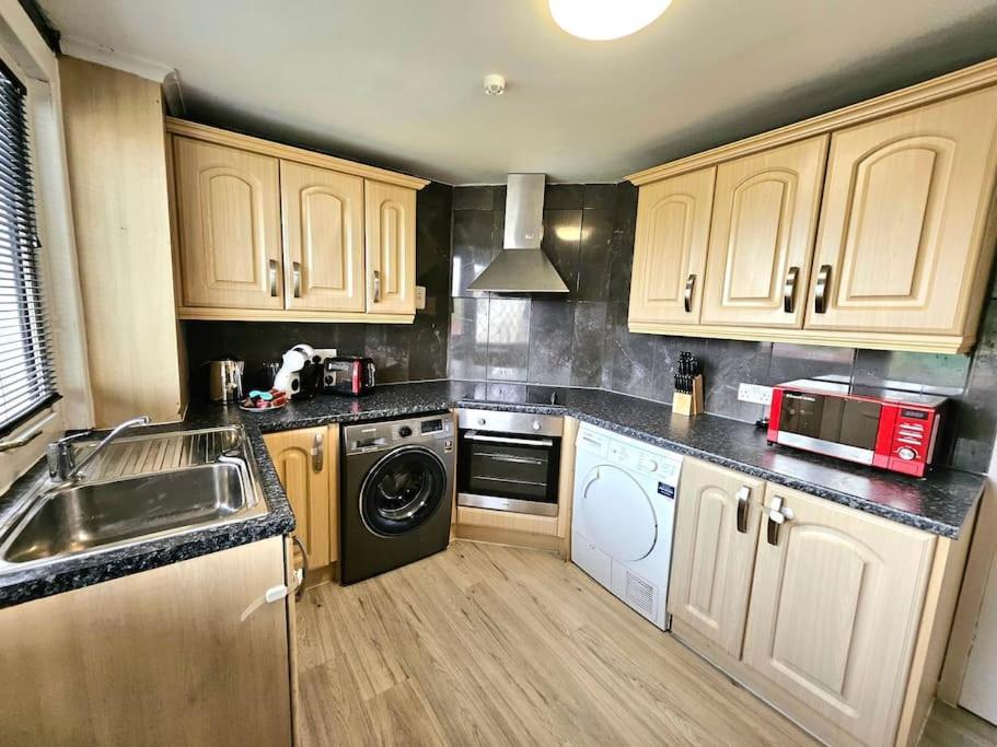 4 Bed House With 6 Beds * EDI