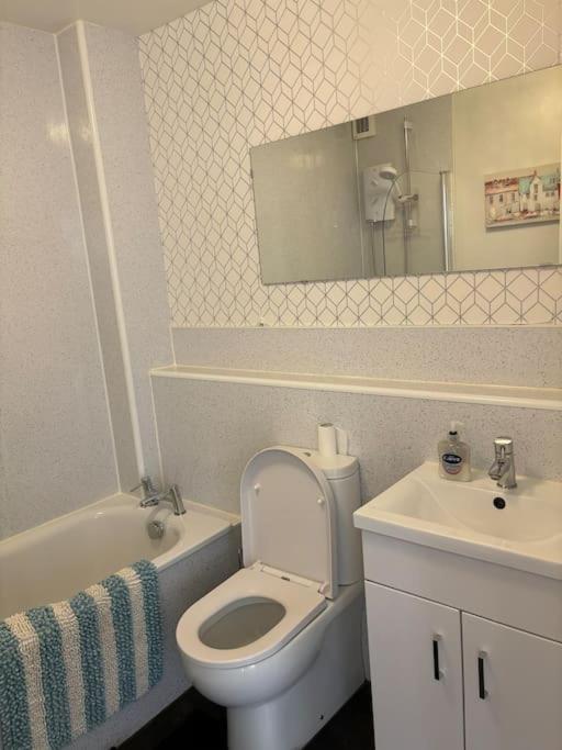Quiet Central Apartment For Upto 4 People * Edinburgh
