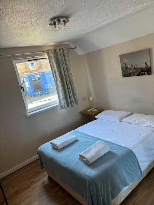 Quiet Central Apartment For Upto 4 People *