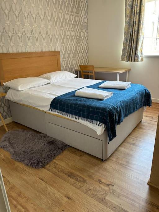 Quiet Central Apartment For Upto 4 People *
