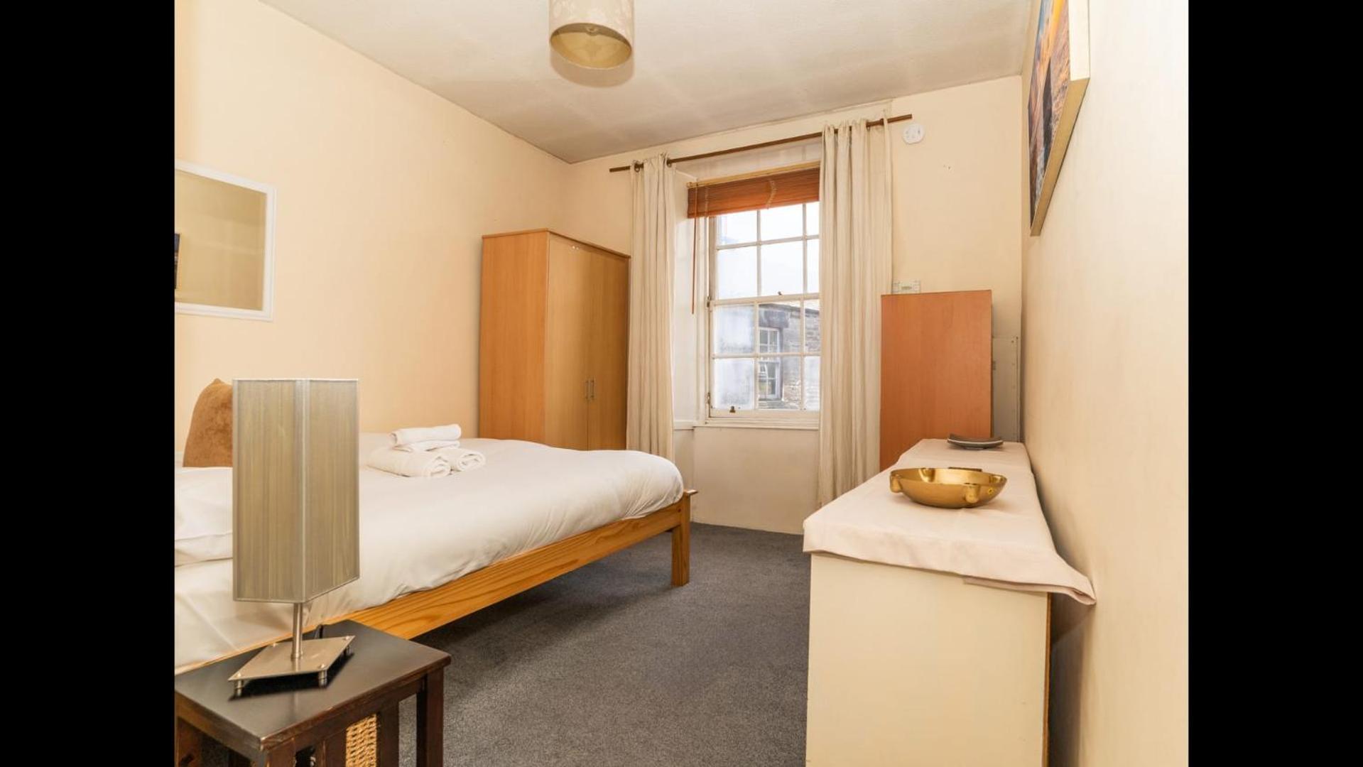 Charming 2bd Flat 10 Minutes To Castle Apartment