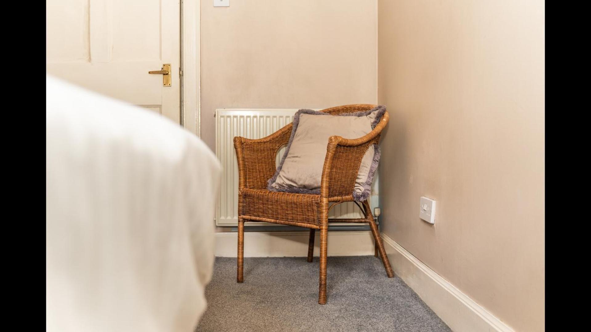 Charming 2bd Flat 10 Minutes To Castle Apartment