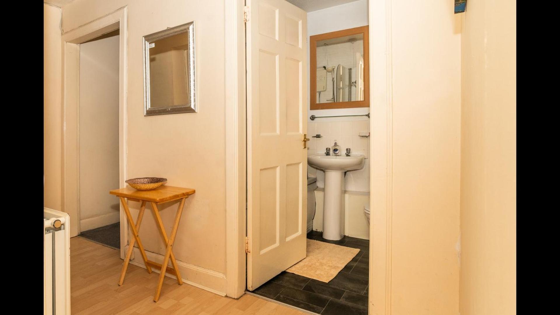 Charming 2bd Flat 10 Minutes To Castle Apartment *