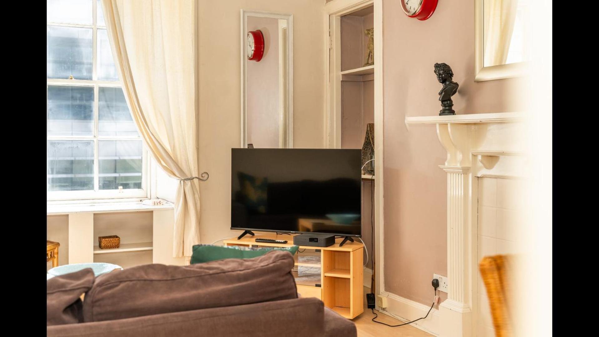 Charming 2bd Flat 10 Minutes To Castle Apartment