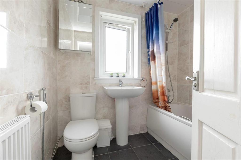 3 Bed House In - Private Parking * Edinburgh