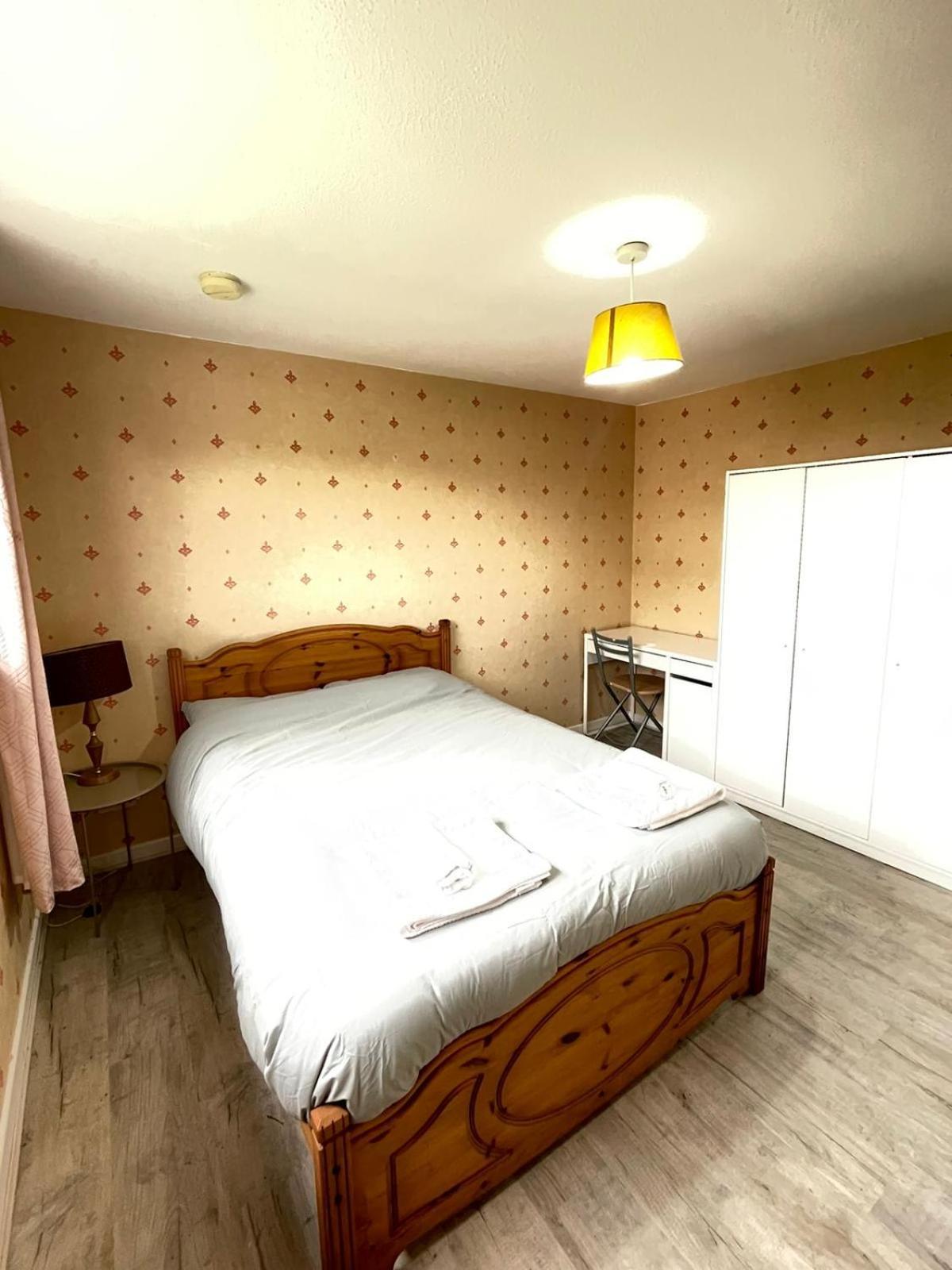 Apartment 3 Bed Serviced With Free Parking & Tram Stop, 10 Minutes From Airport And Center Edinburgh