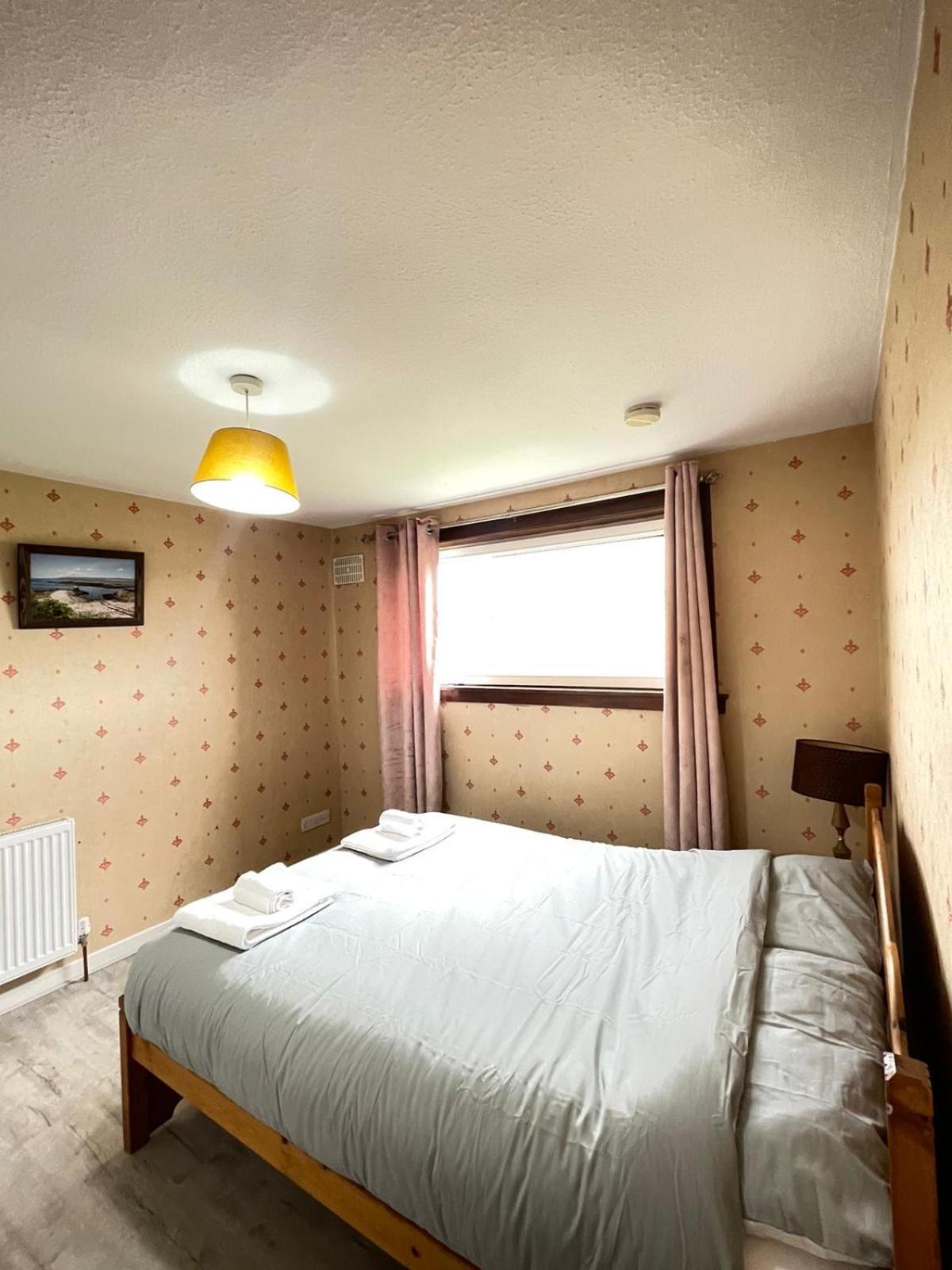3 Bed Serviced With Free Parking & Tram Stop, 10 Minutes From Airport And Center Apartment