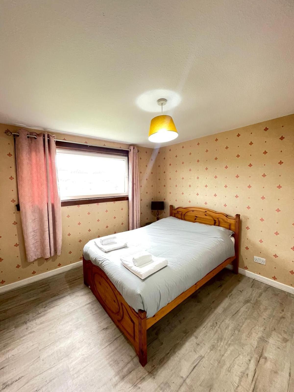 Apartment 3 Bed Serviced With Free Parking & Tram Stop, 10 Minutes From Airport And Center *