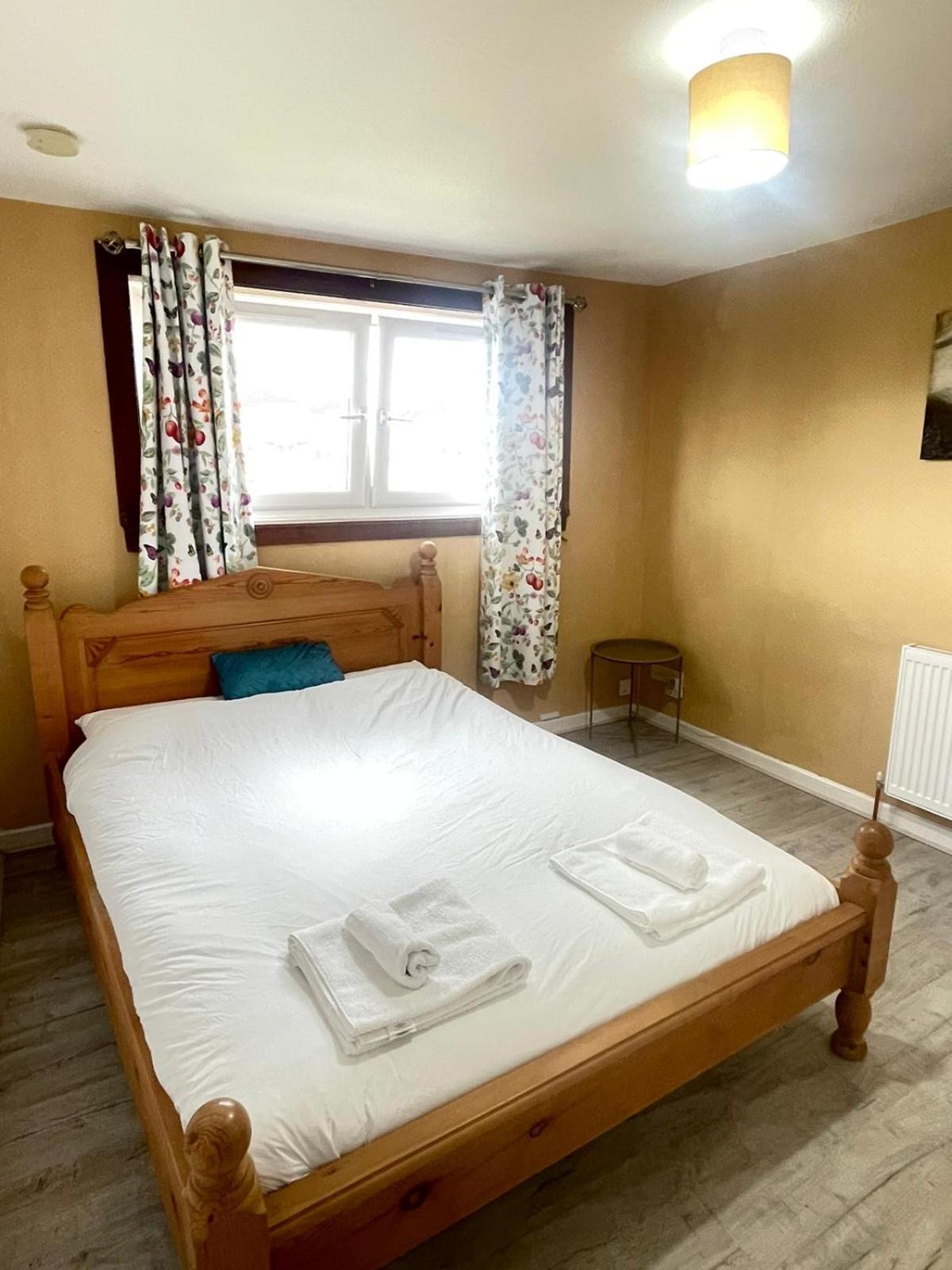 Apartment 3 Bed Serviced With Free Parking & Tram Stop, 10 Minutes From Airport And Center Edinburgh
