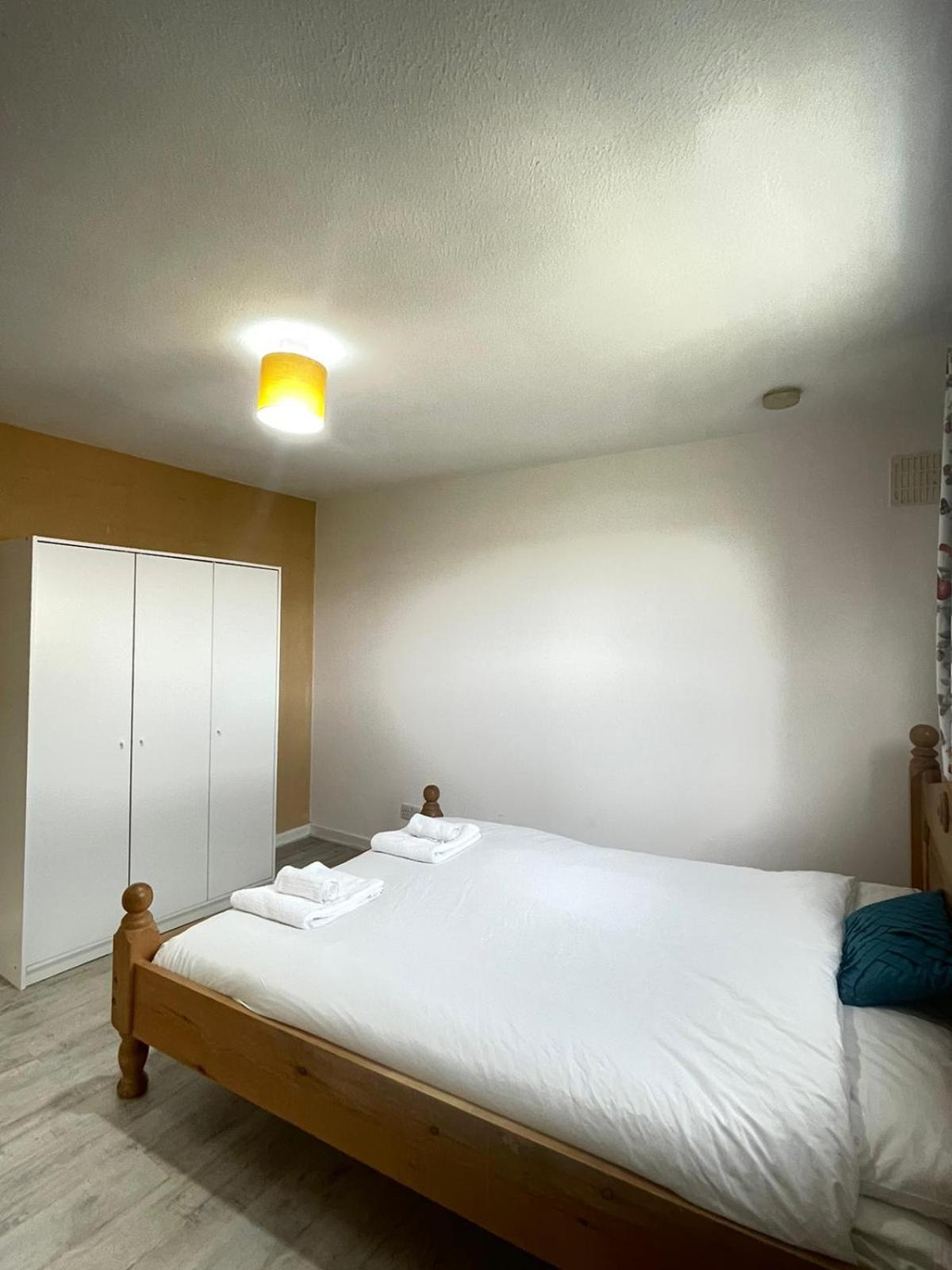 3 Bed Serviced With Free Parking & Tram Stop, 10 Minutes From Airport And Center Apartment *