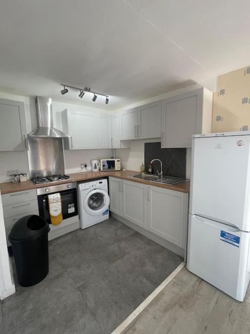 3 Bed Serviced With Free Parking & Tram Stop, 10 Minutes From Airport And Center * Edinburgh