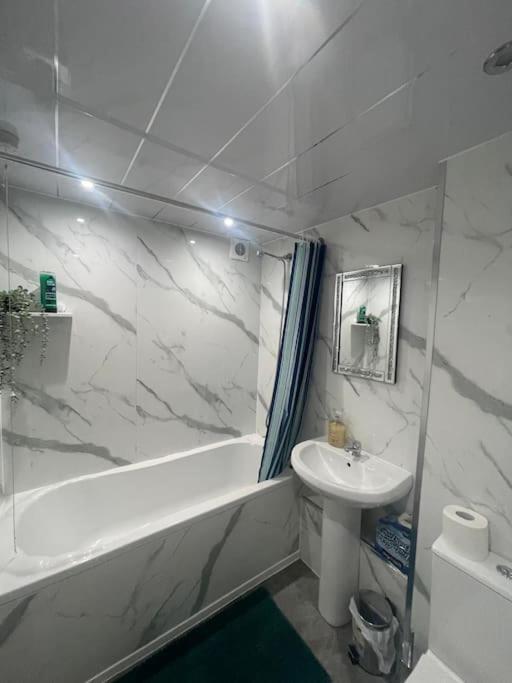 Apartment 3 Bed Serviced With Free Parking & Tram Stop, 10 Minutes From Airport And Center *