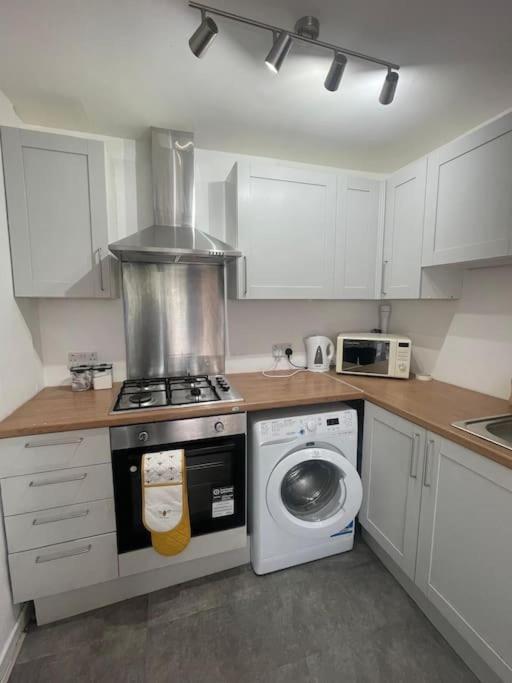 3 Bed Serviced With Free Parking & Tram Stop, 10 Minutes From Airport And Center Apartment