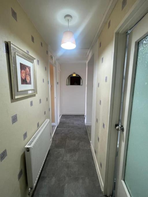 Apartment 3 Bed Serviced With Free Parking & Tram Stop, 10 Minutes From Airport And Center Edinburgh
