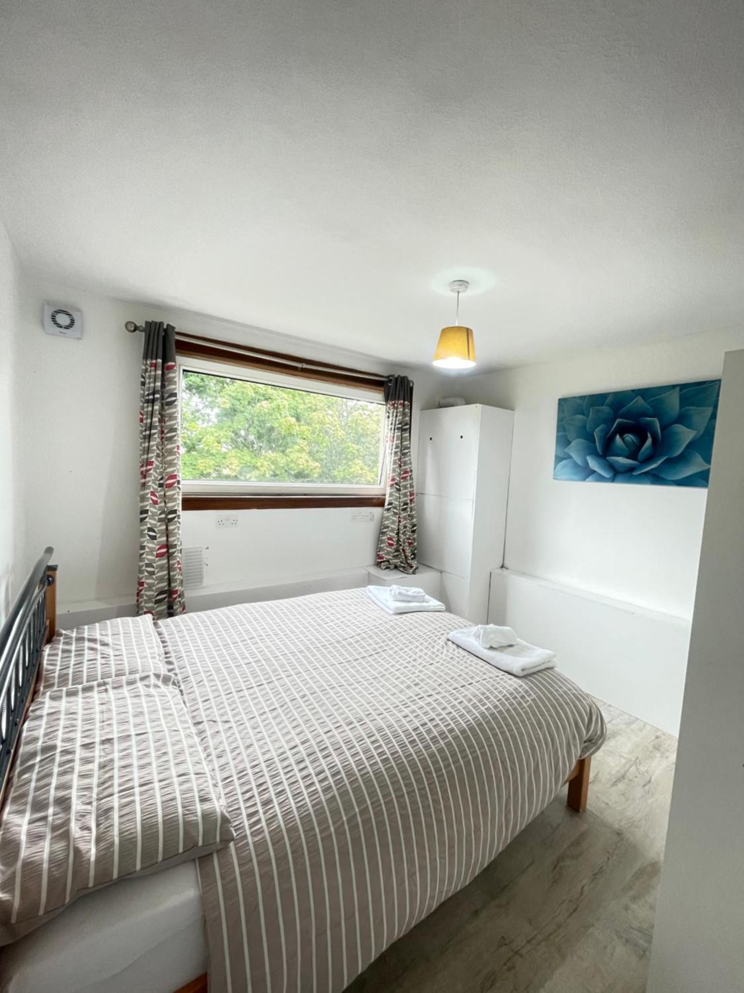3 Bed Serviced With Free Parking & Tram Stop, 10 Minutes From Airport And Center *