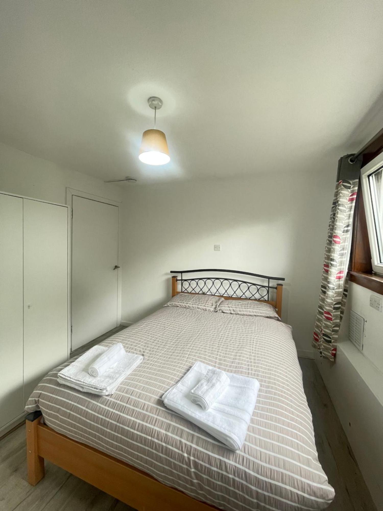 3 Bed Serviced With Free Parking & Tram Stop, 10 Minutes From Airport And Center Apartment *