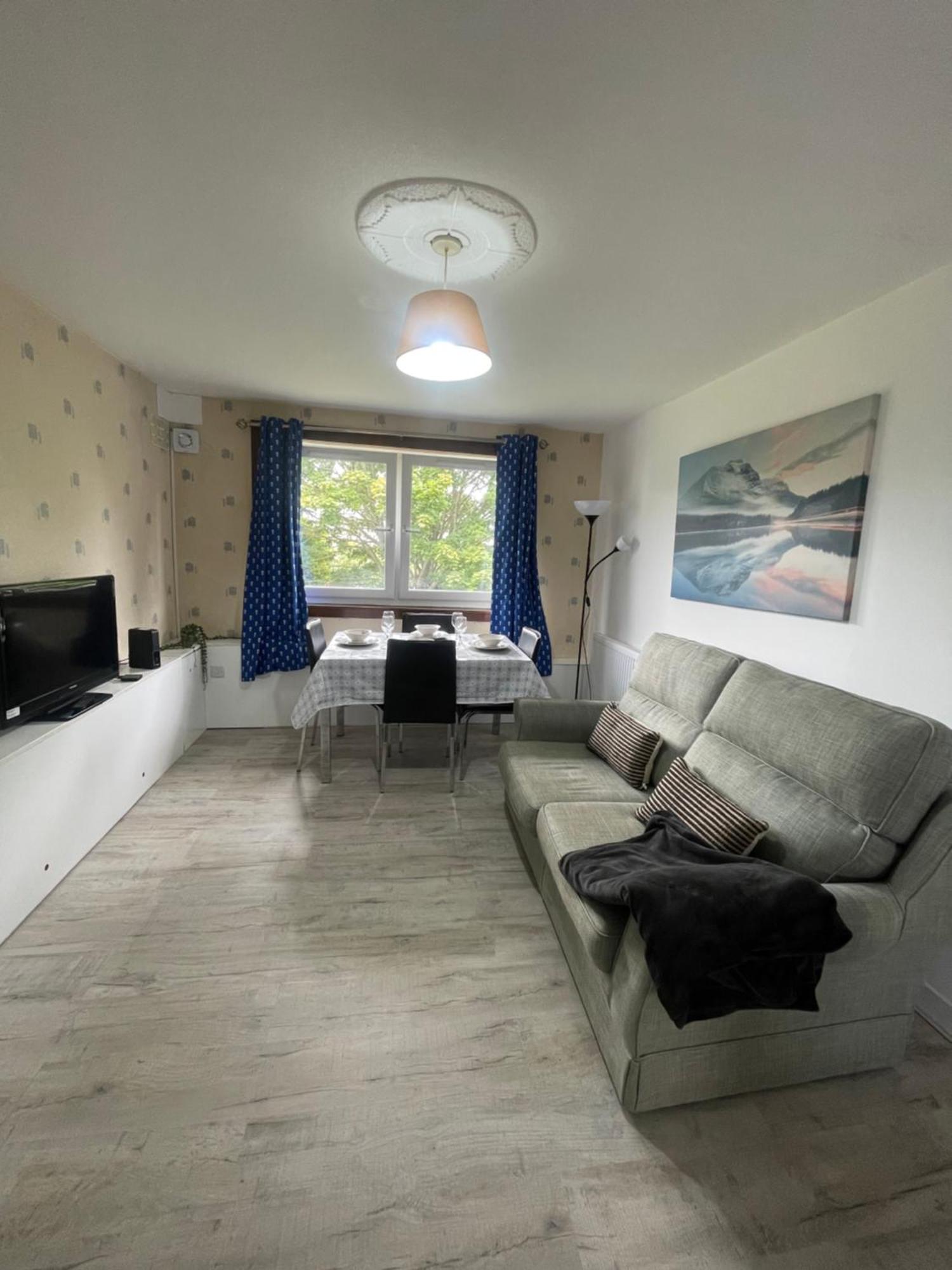 3 Bed Serviced With Free Parking & Tram Stop, 10 Minutes From Airport And Center Apartment Edinburgh