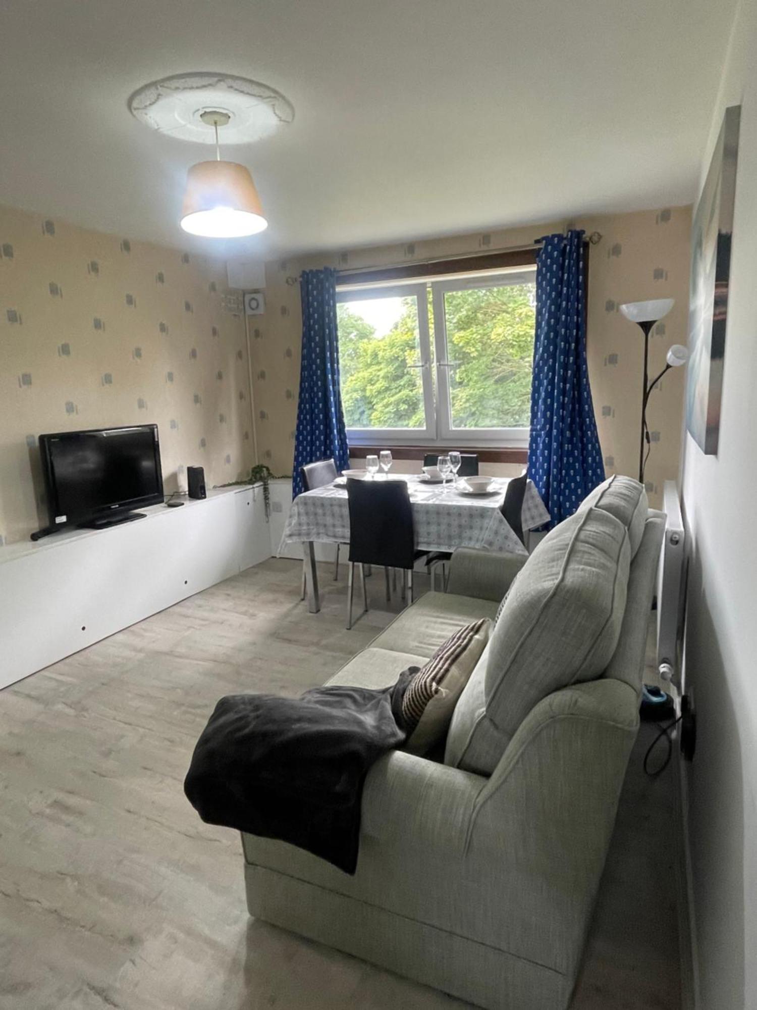 3 Bed Serviced With Free Parking & Tram Stop, 10 Minutes From Airport And Center Apartment