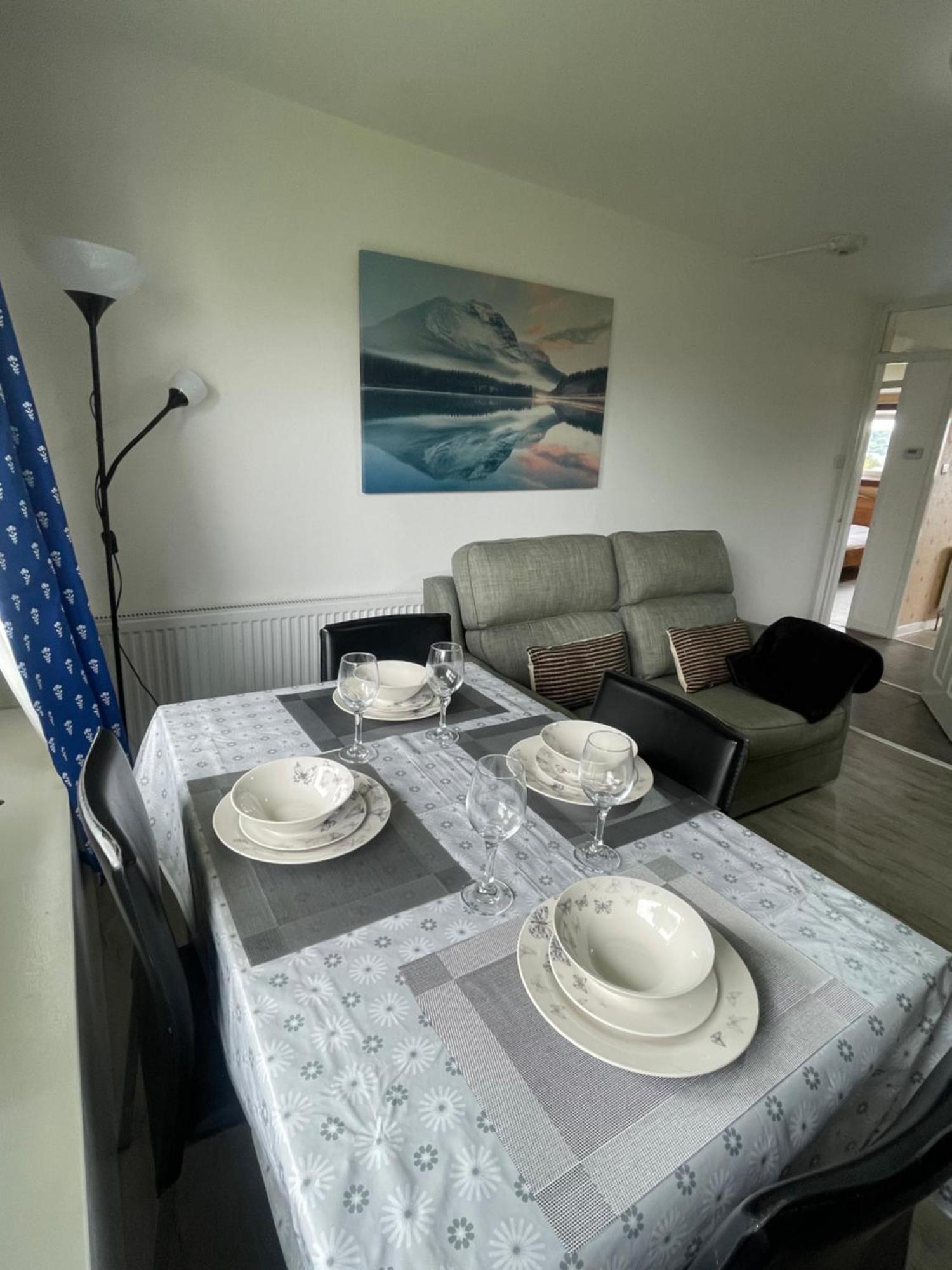 3 Bed Serviced With Free Parking & Tram Stop, 10 Minutes From Airport And Center Apartment Edinburgh