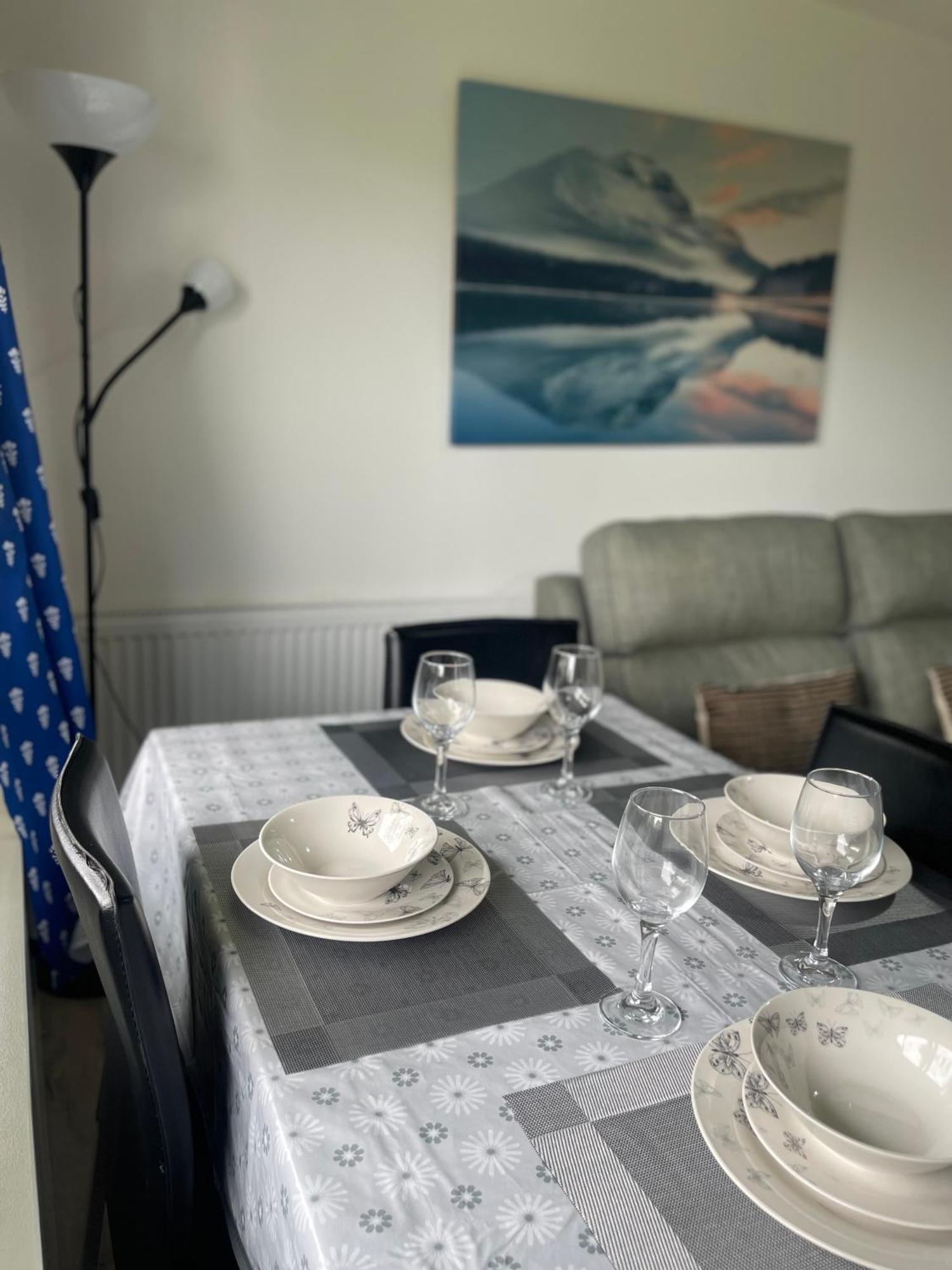 Apartment 3 Bed Serviced With Free Parking & Tram Stop, 10 Minutes From Airport And Center Edinburgh