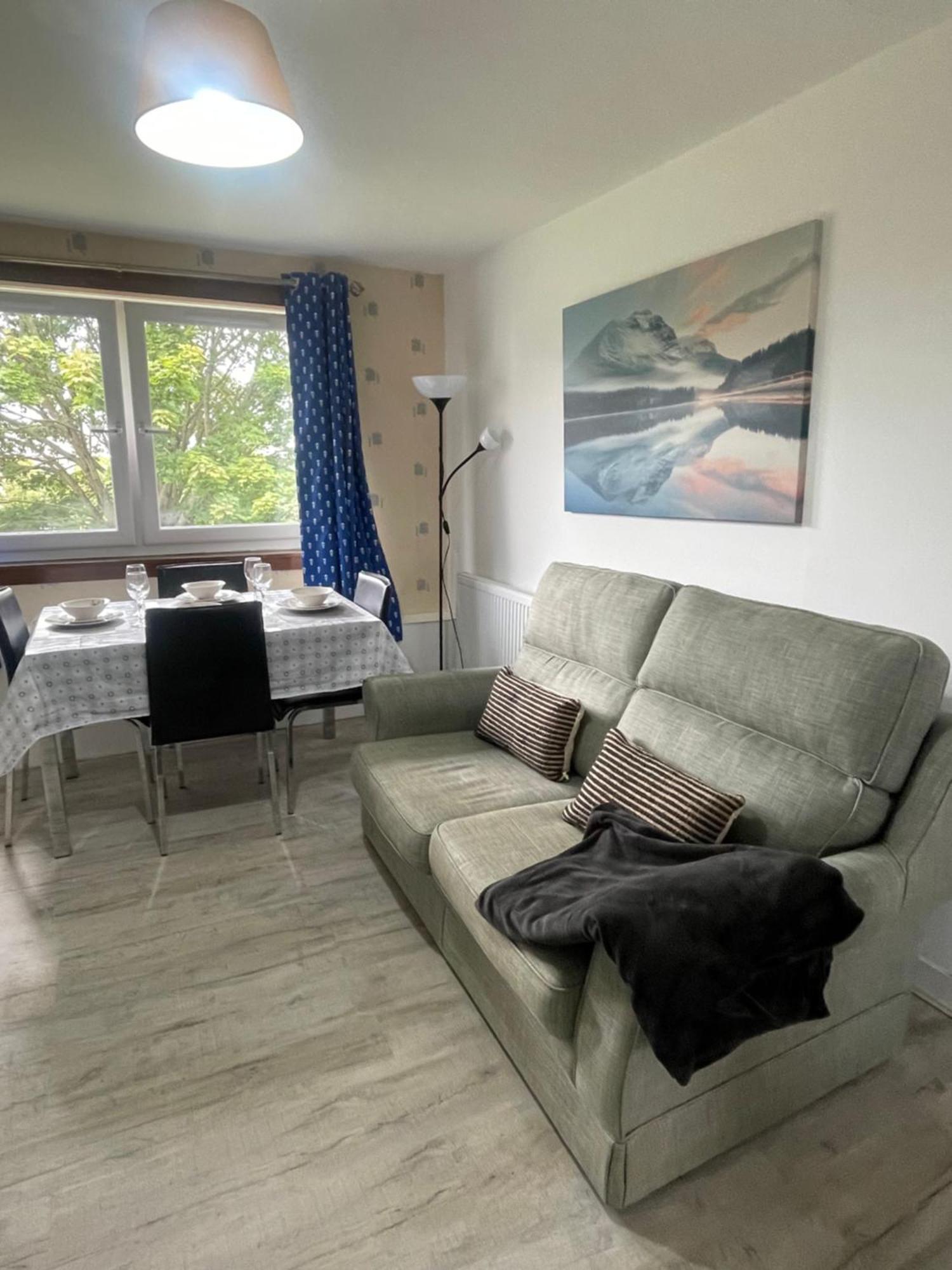 3 Bed Serviced With Free Parking & Tram Stop, 10 Minutes From Airport And Center Apartment Edinburgh