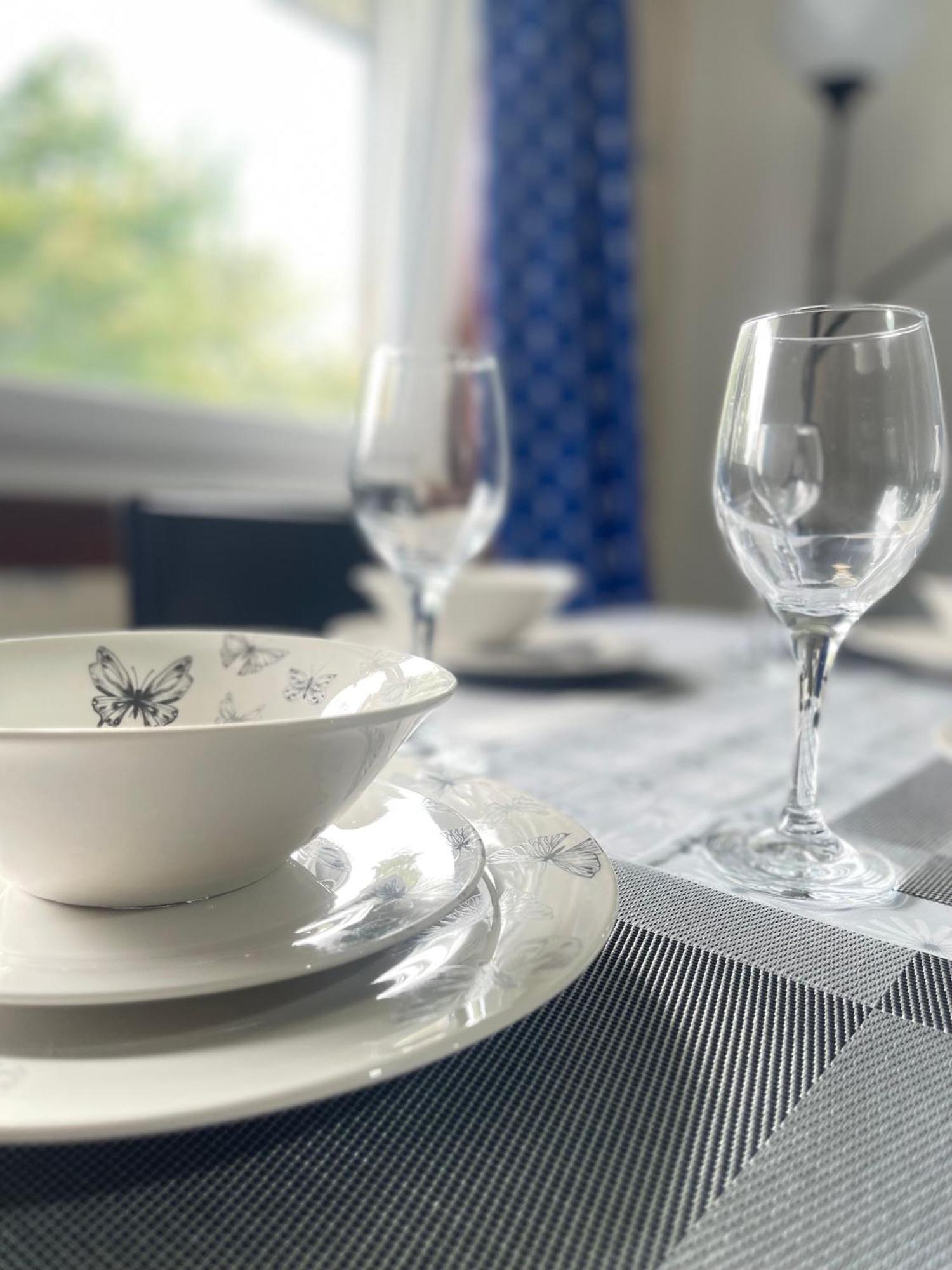 3 Bed Serviced With Free Parking & Tram Stop, 10 Minutes From Airport And Center Apartment *