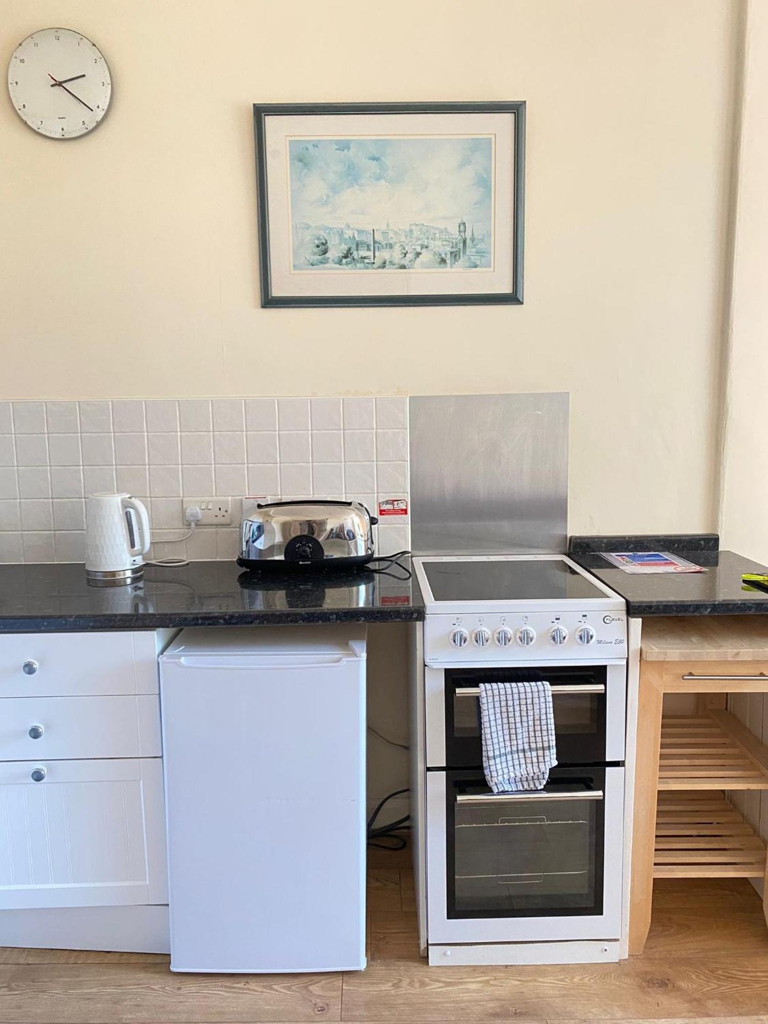 Cute 1 Bedroom Retreat In Beautiful Stockbridge Apartment EDI