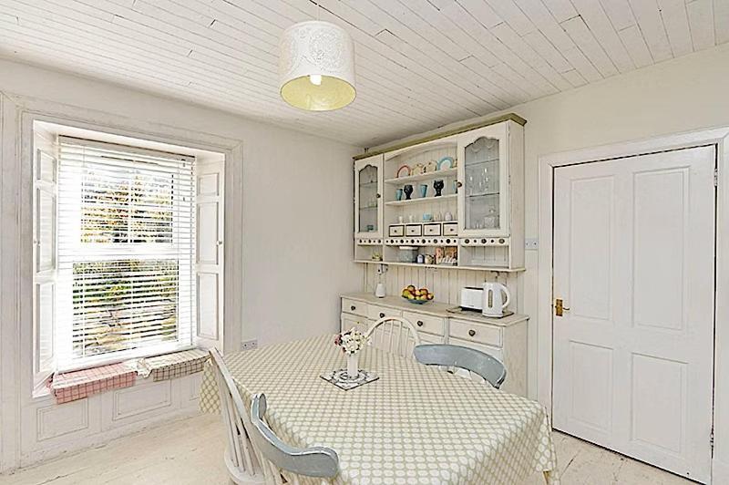 3 Bed Charming Cottage For Share ,, Private Room , Fibre Optik Broadband , Free Parking Frühstückspension EDI