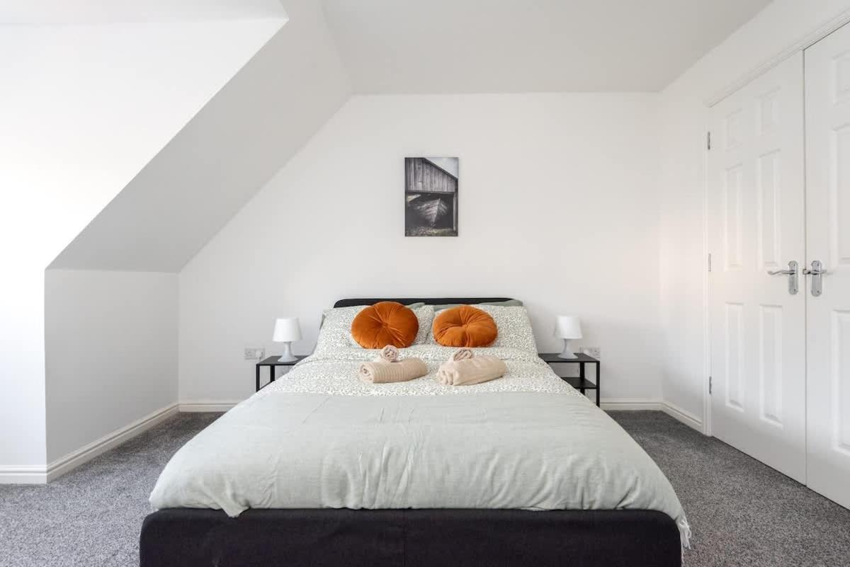 4 Bedroom House - Free Parking *