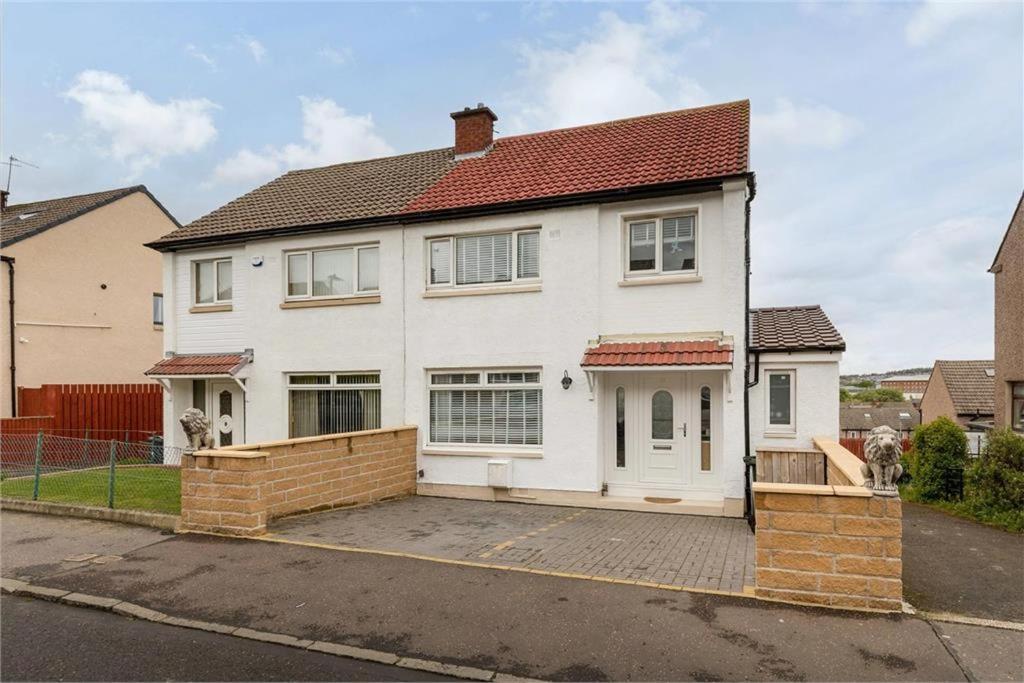 3 Bed House In - Private Parking *