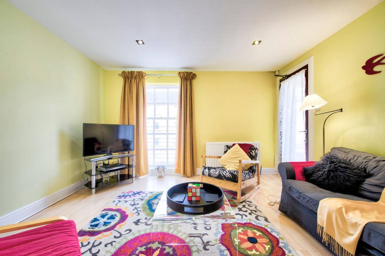 Altido Lovely 3br Townhouse With Free Parking And Balcony Holiday home *