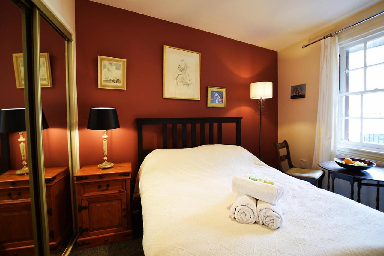 Joivy Bohemian Writers Retreat In Old Town *