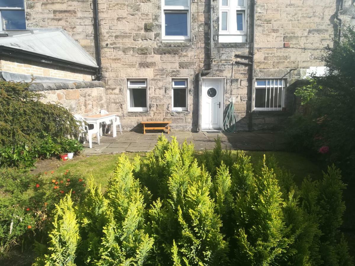 Victorian 3 Bedroom With Free Parking And Private Garden Apartment *