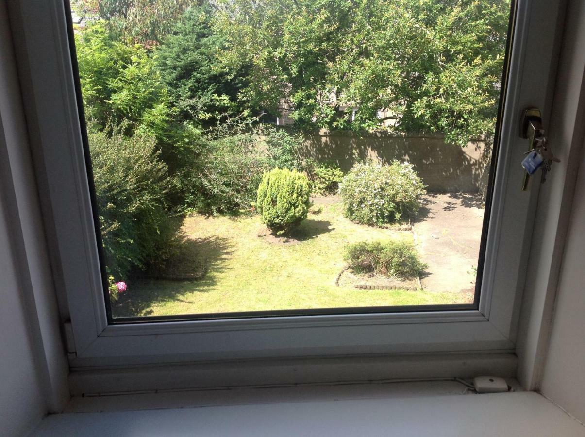 Victorian 3 Bedroom With Free Parking And Private Garden Apartment *