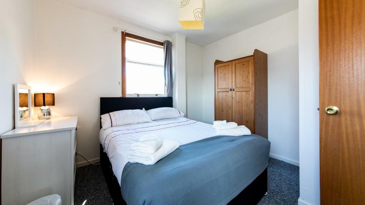 3 Bed House W/drive & Garden V/fast Wifi Near Bioquarter Hébergement de vacances *